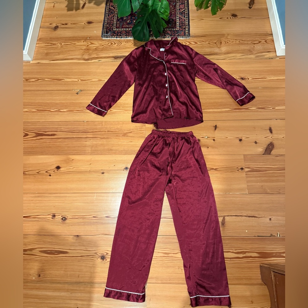 Luxurious silk satin burgundy pajamas set - excellent condition!! Women’s small